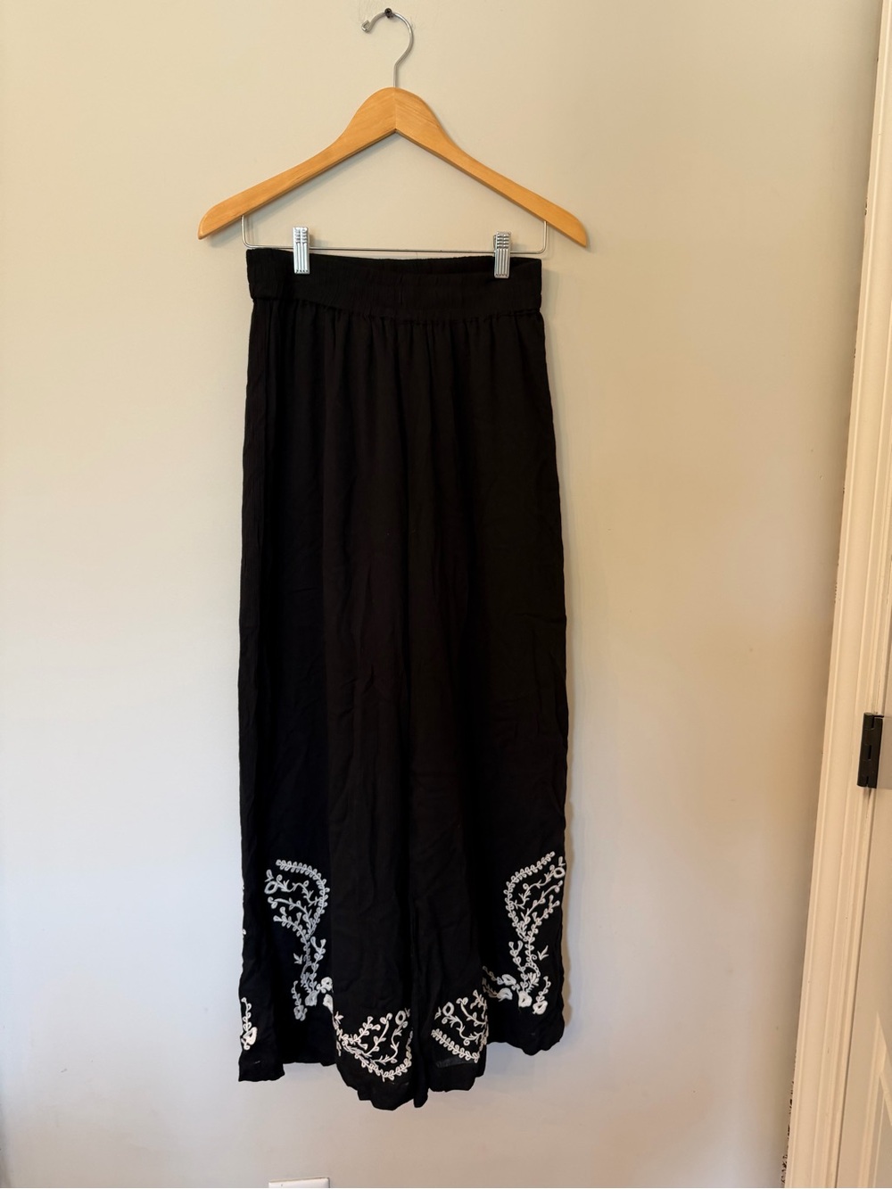 Embroidered hem wide leg boho coastal pants size small